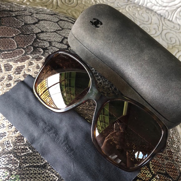 Chanel - Picture 3 of 6